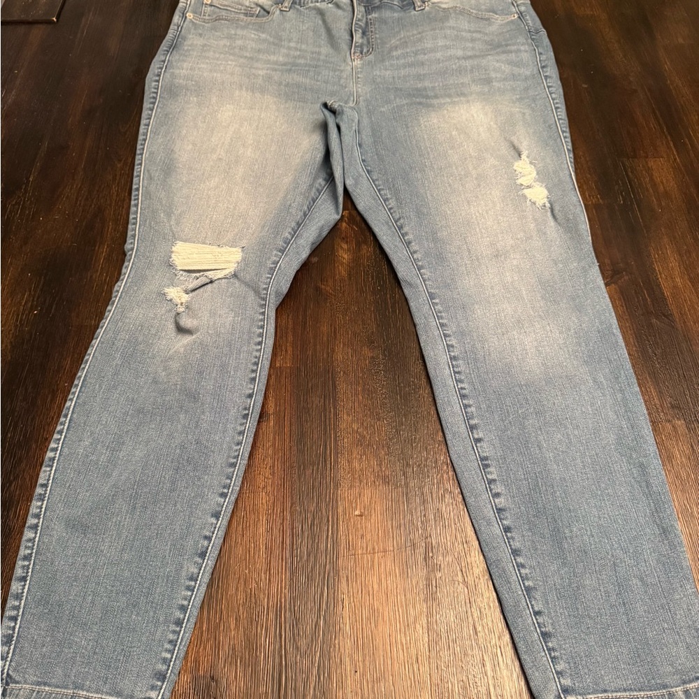 ***Pre-Loved*** Torrid Blue Bombshell Distressed Jeans Size 22R